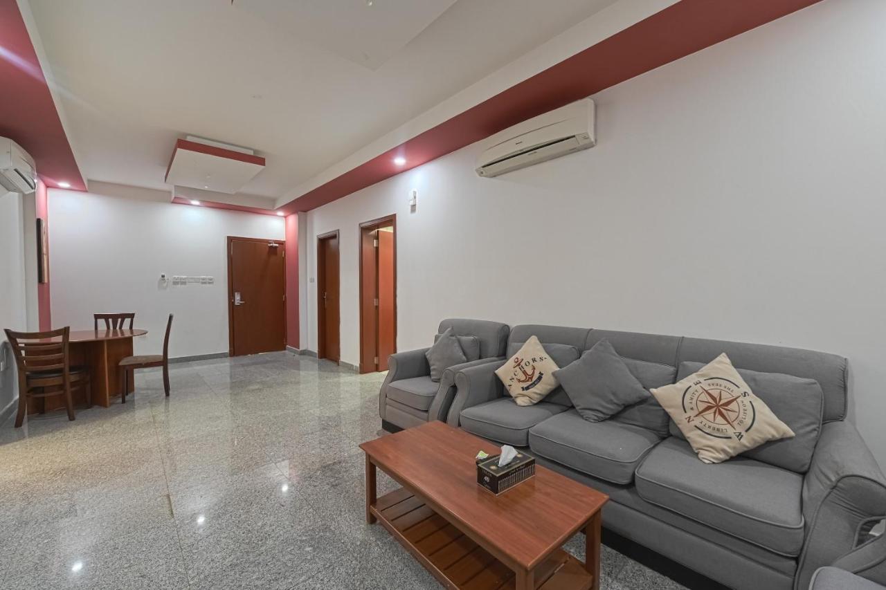 Platinium Hotel Apartments Seeb Esterno foto